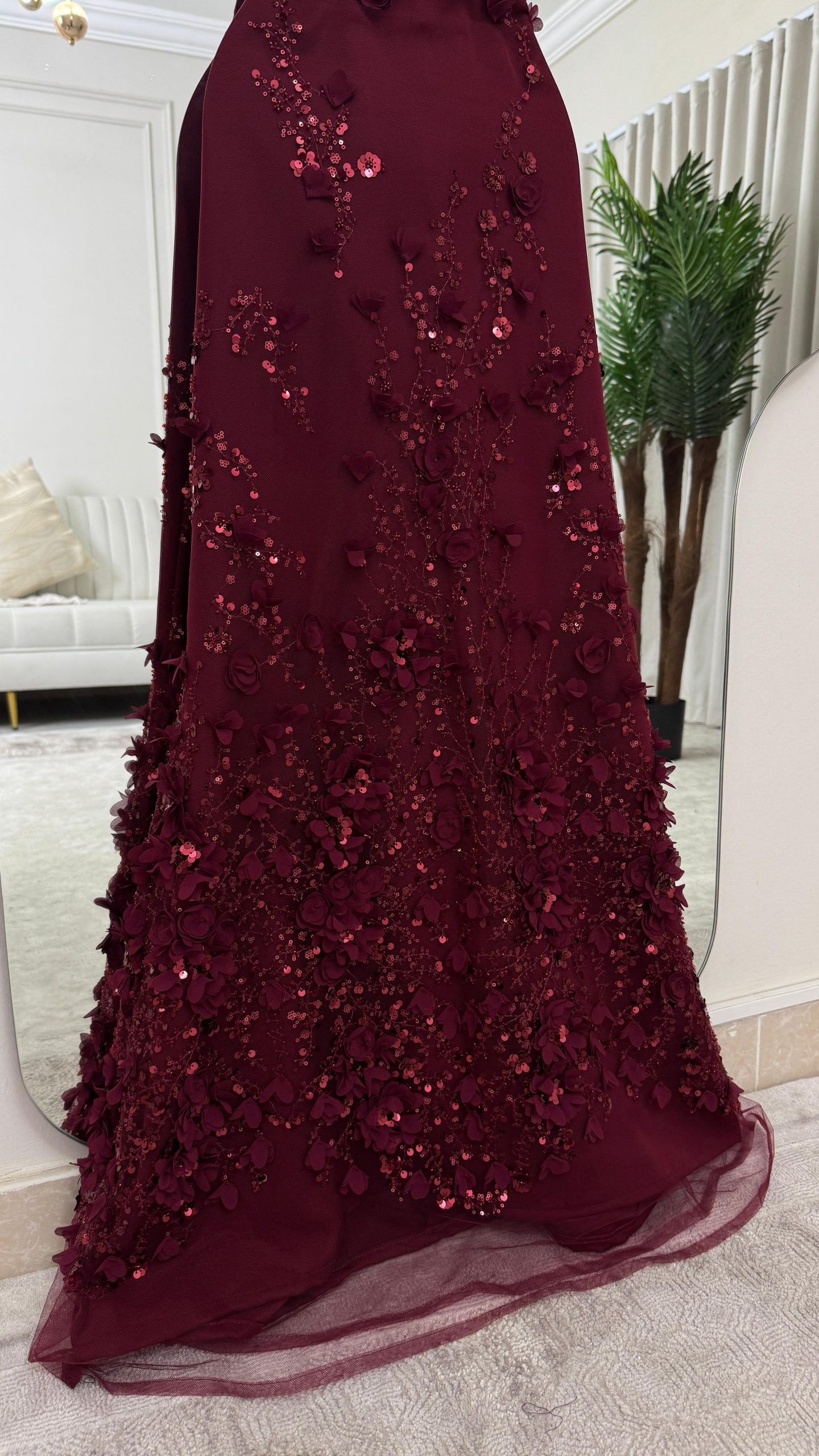 فستان سهرة عنّابي مطرز بتفاصيل ثلاثية الأبعاد قصة أنيقة وانسيابية - الصورة 7