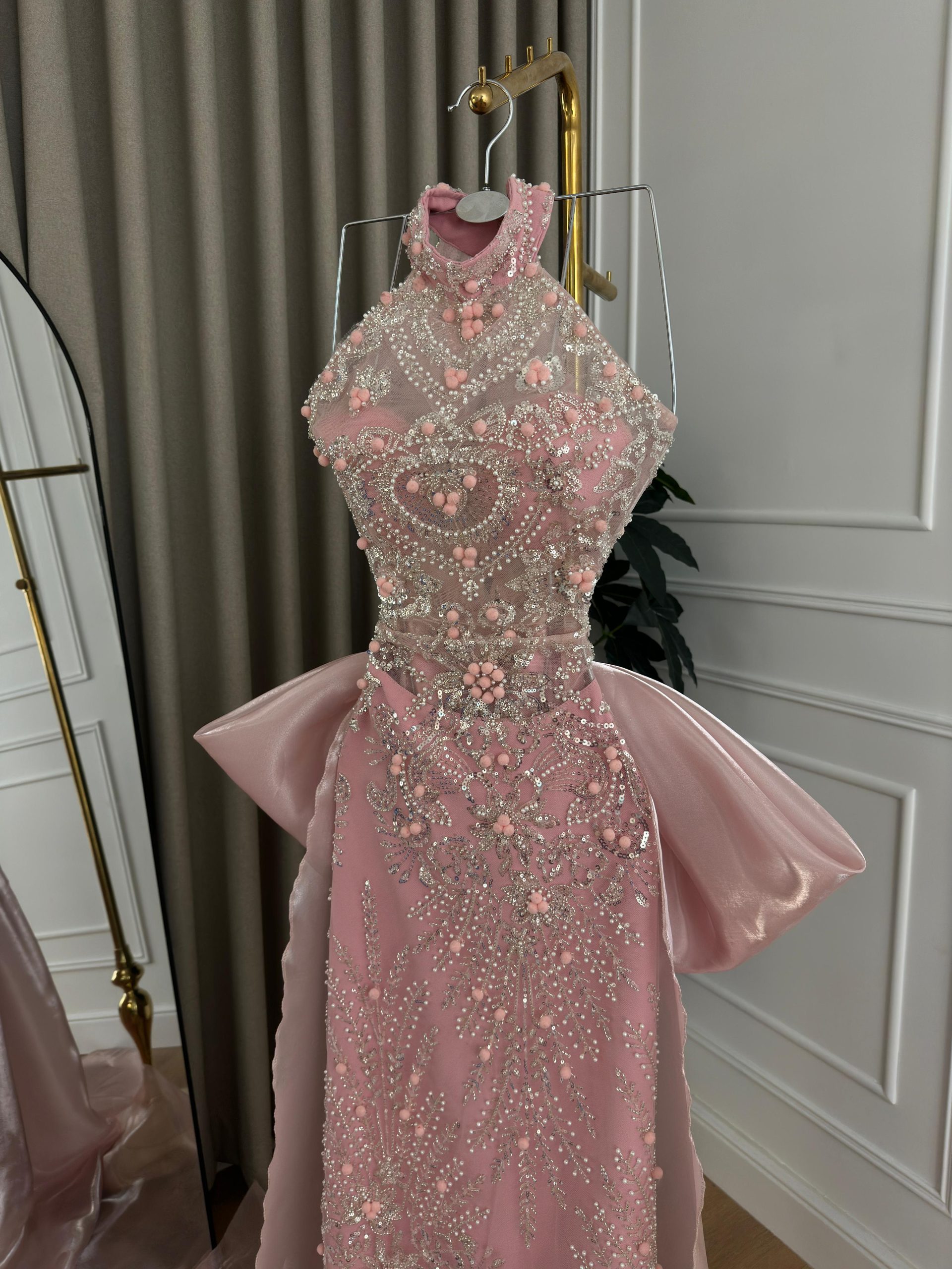 فستان سهرة وردي بتصميم فخم وأنيق - الصورة 2