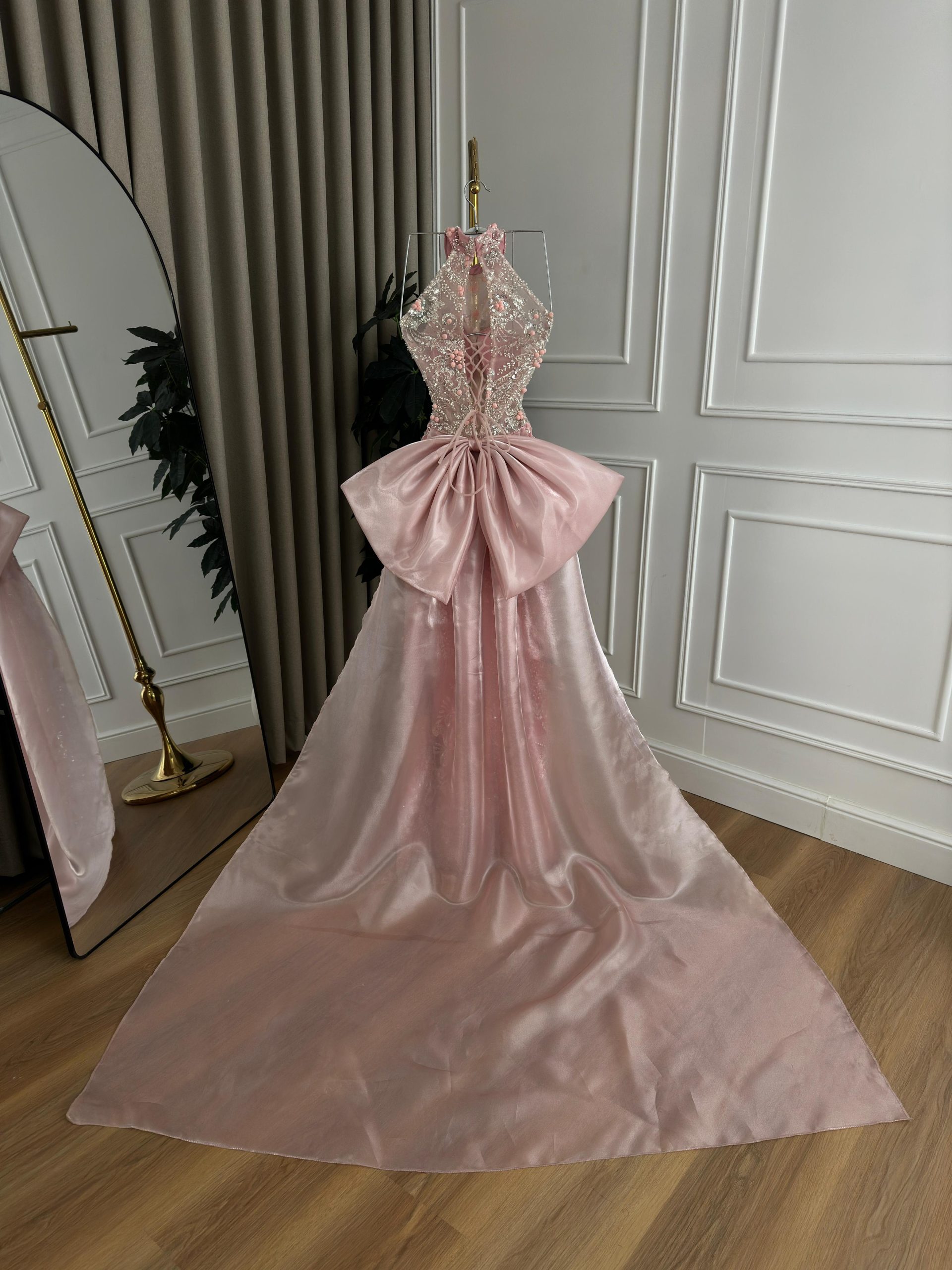 فستان سهرة وردي بتصميم فخم وأنيق - الصورة 4