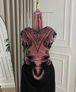 Alternative view of فستان سهرة قطيفة مع بطانة تفتة مع شال جورجيت