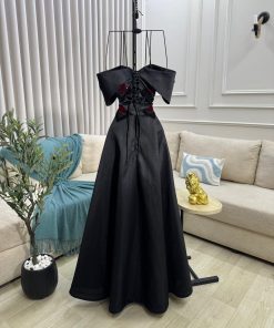 Alternative view of فستان سهرة أسود بتصميم أنيق