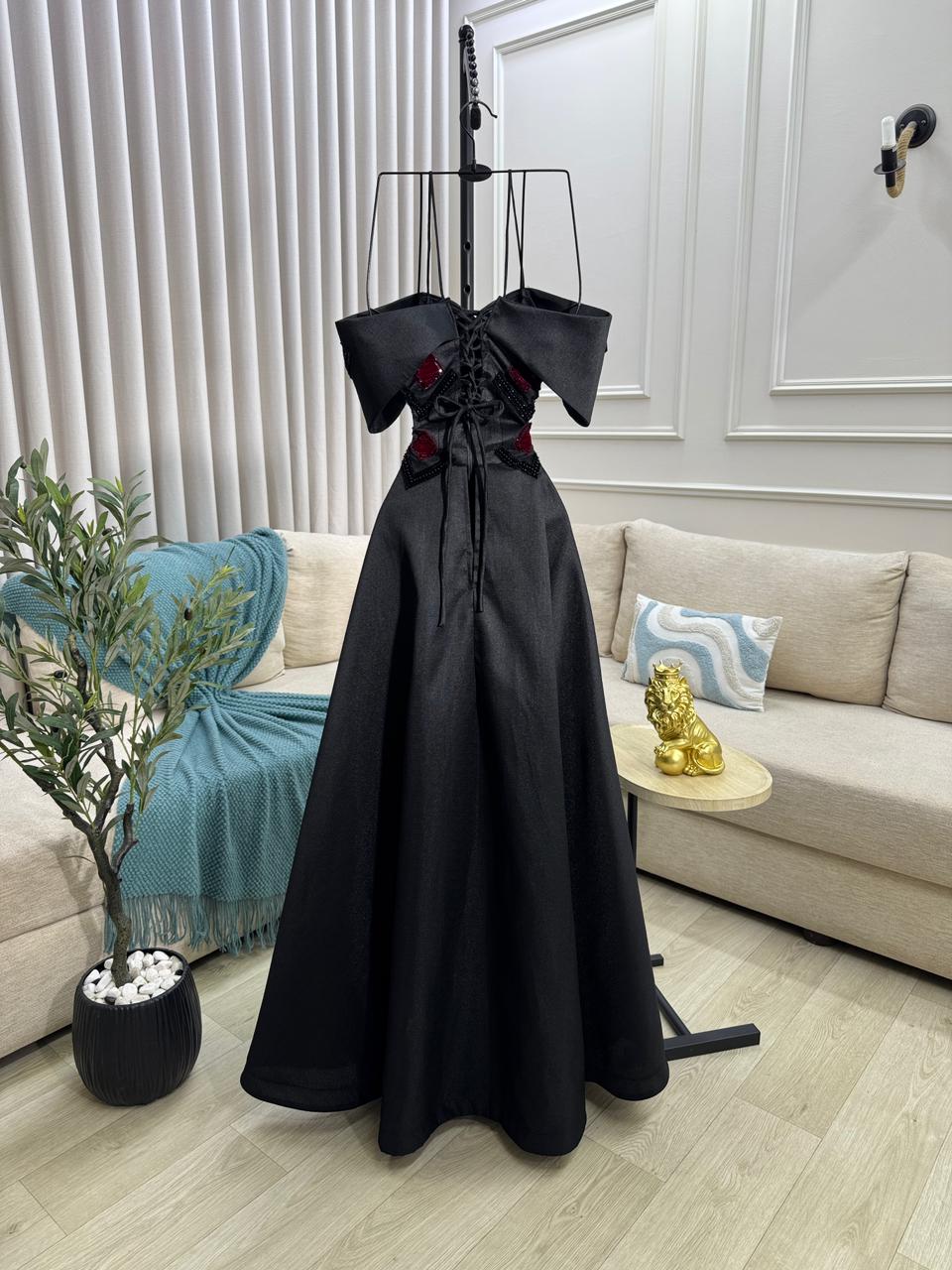 فستان سهرة أسود بتصميم أنيق - الصورة 2