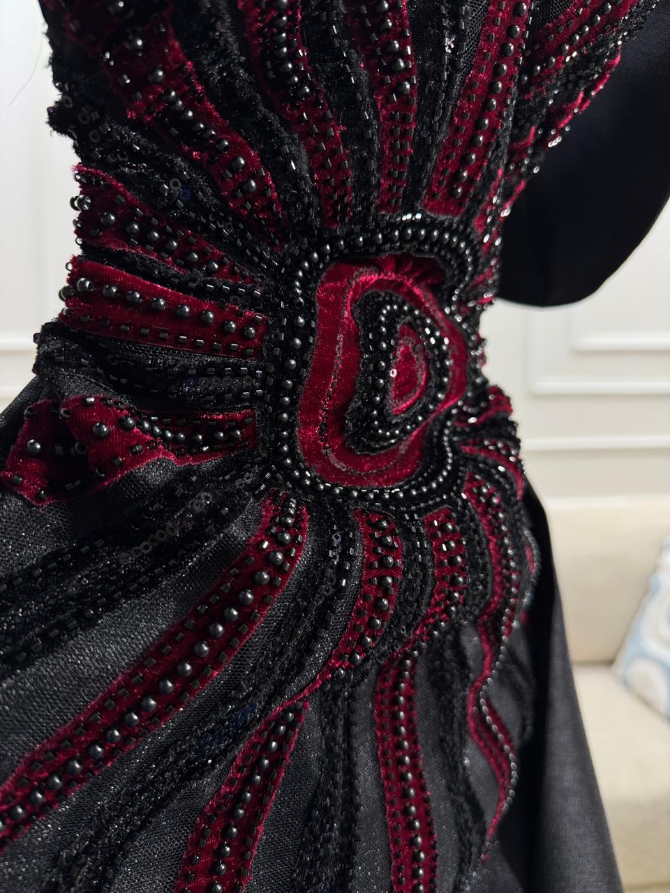 فستان سهرة أسود بتصميم أنيق - الصورة 4