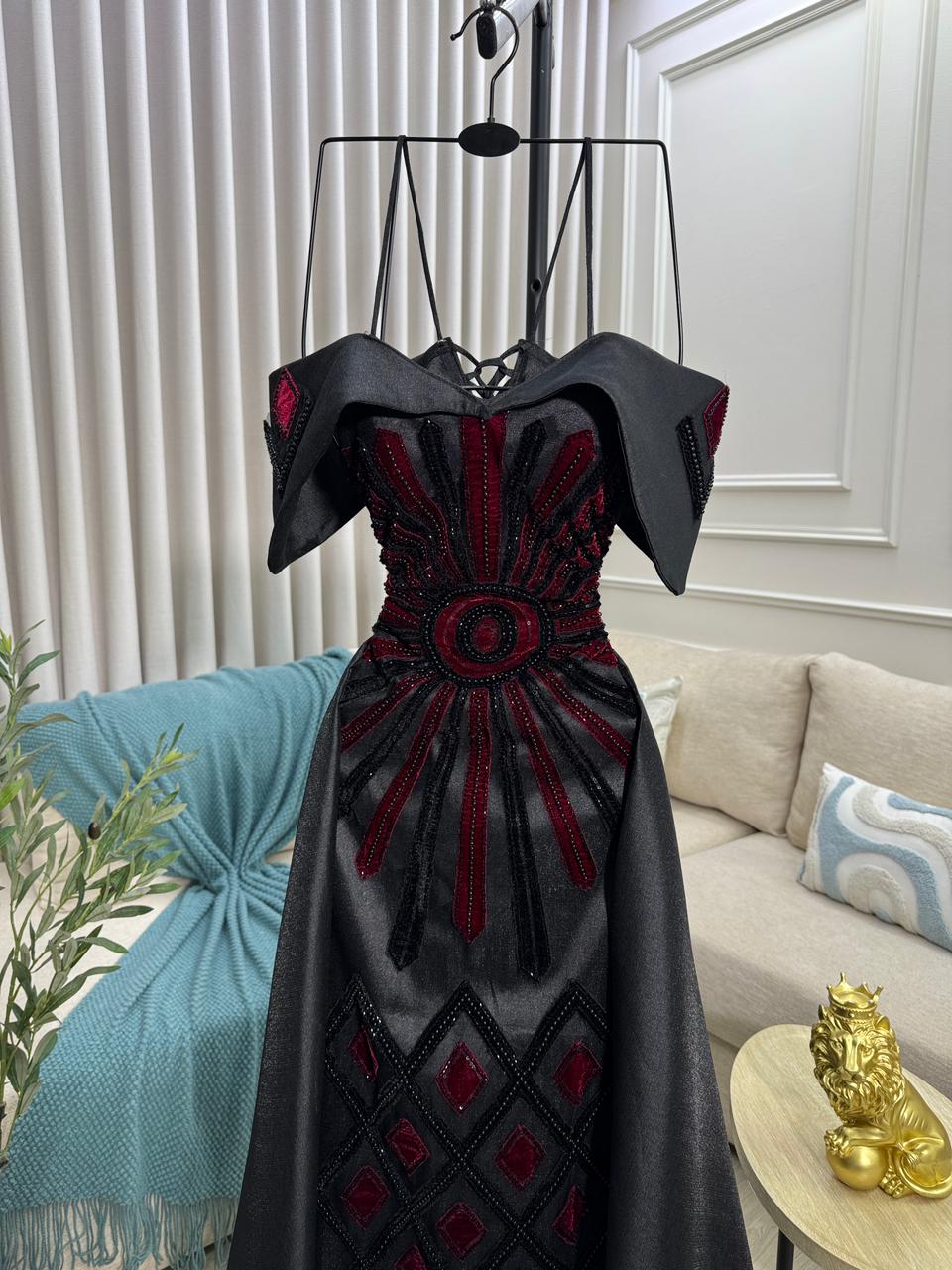 فستان سهرة أسود بتصميم أنيق - الصورة 3