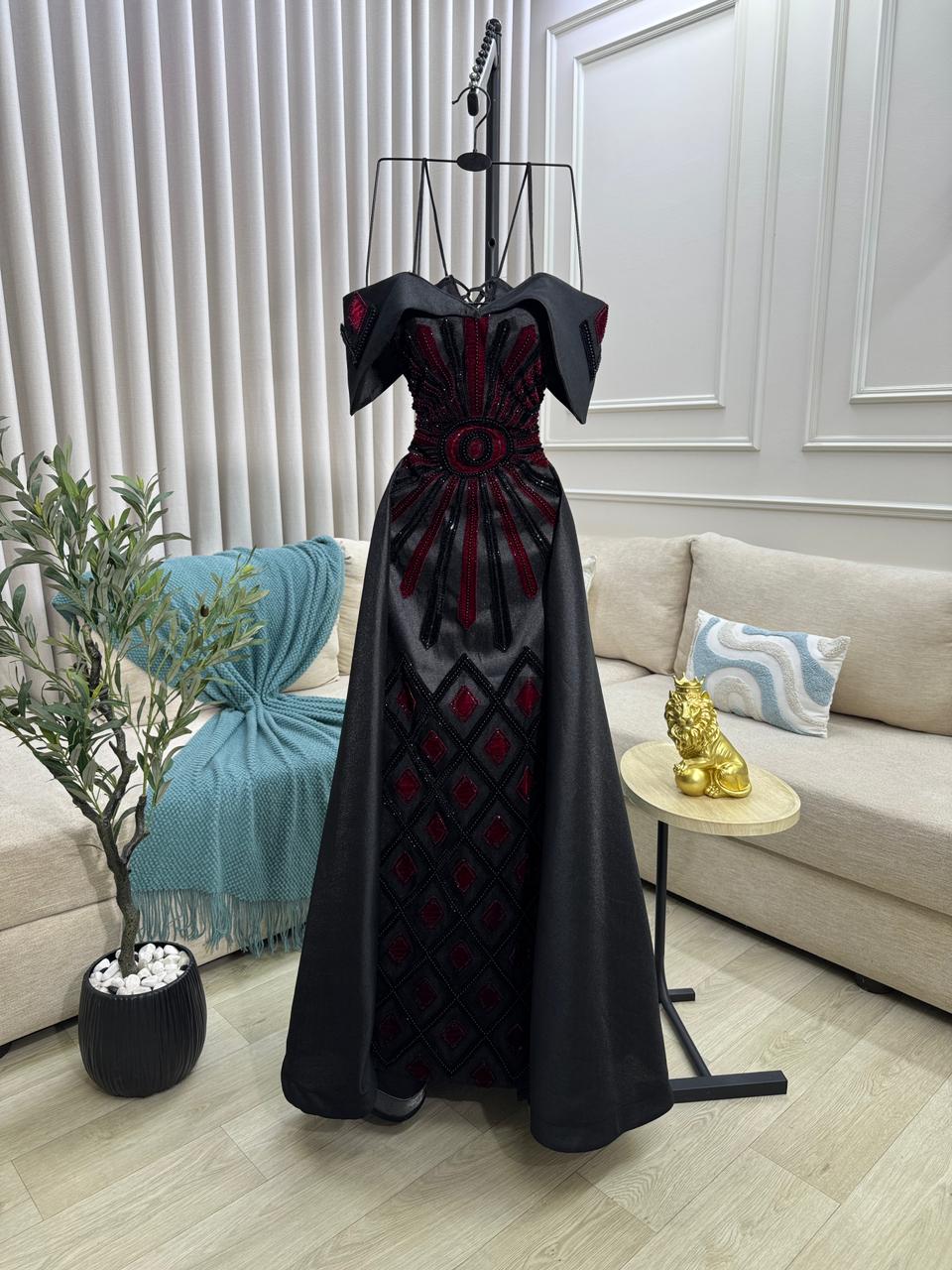 فستان سهرة أسود بتصميم أنيق
