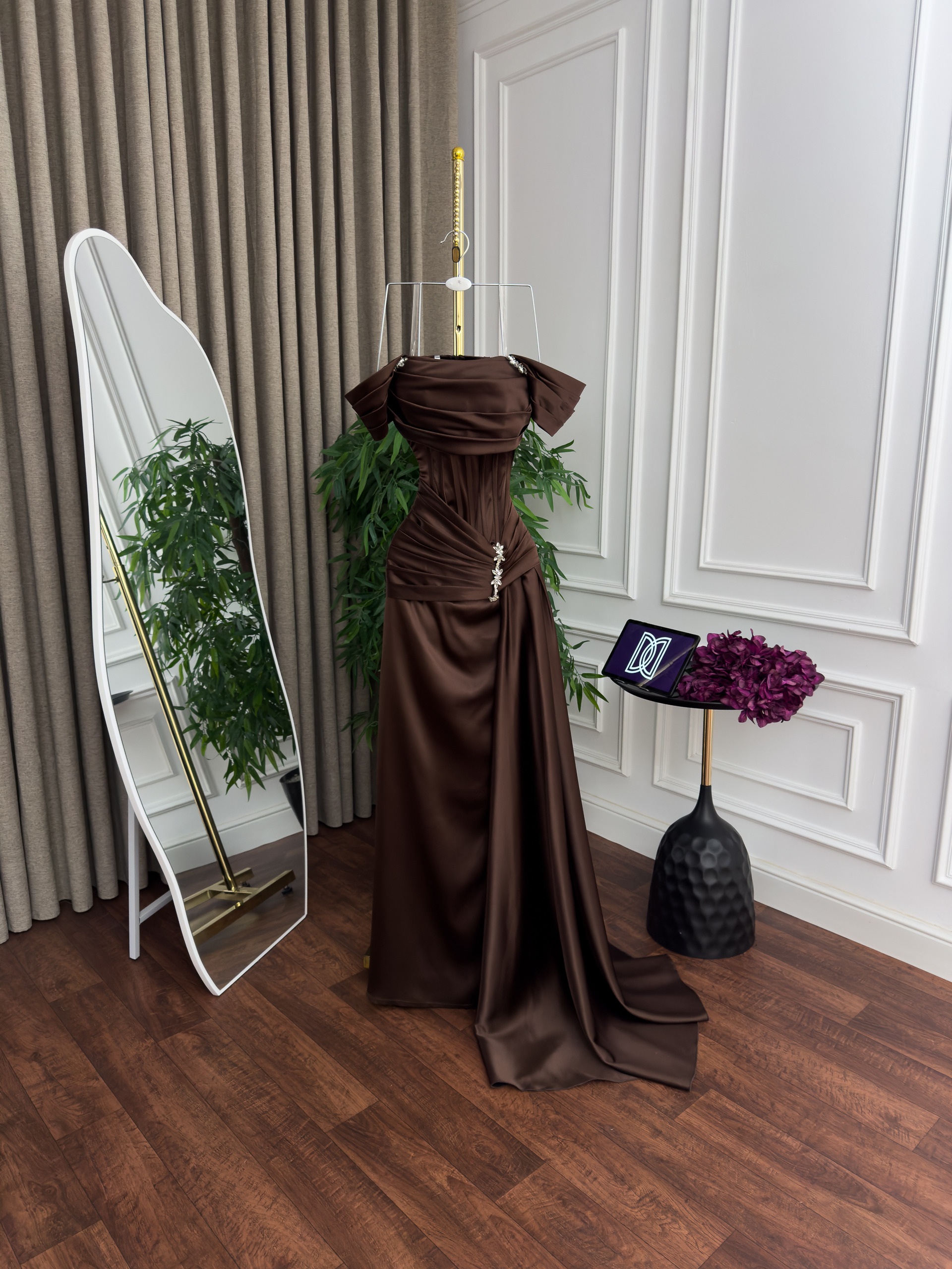 فستان بني طويل بتصميم أنثوي أنيق - الصورة 4