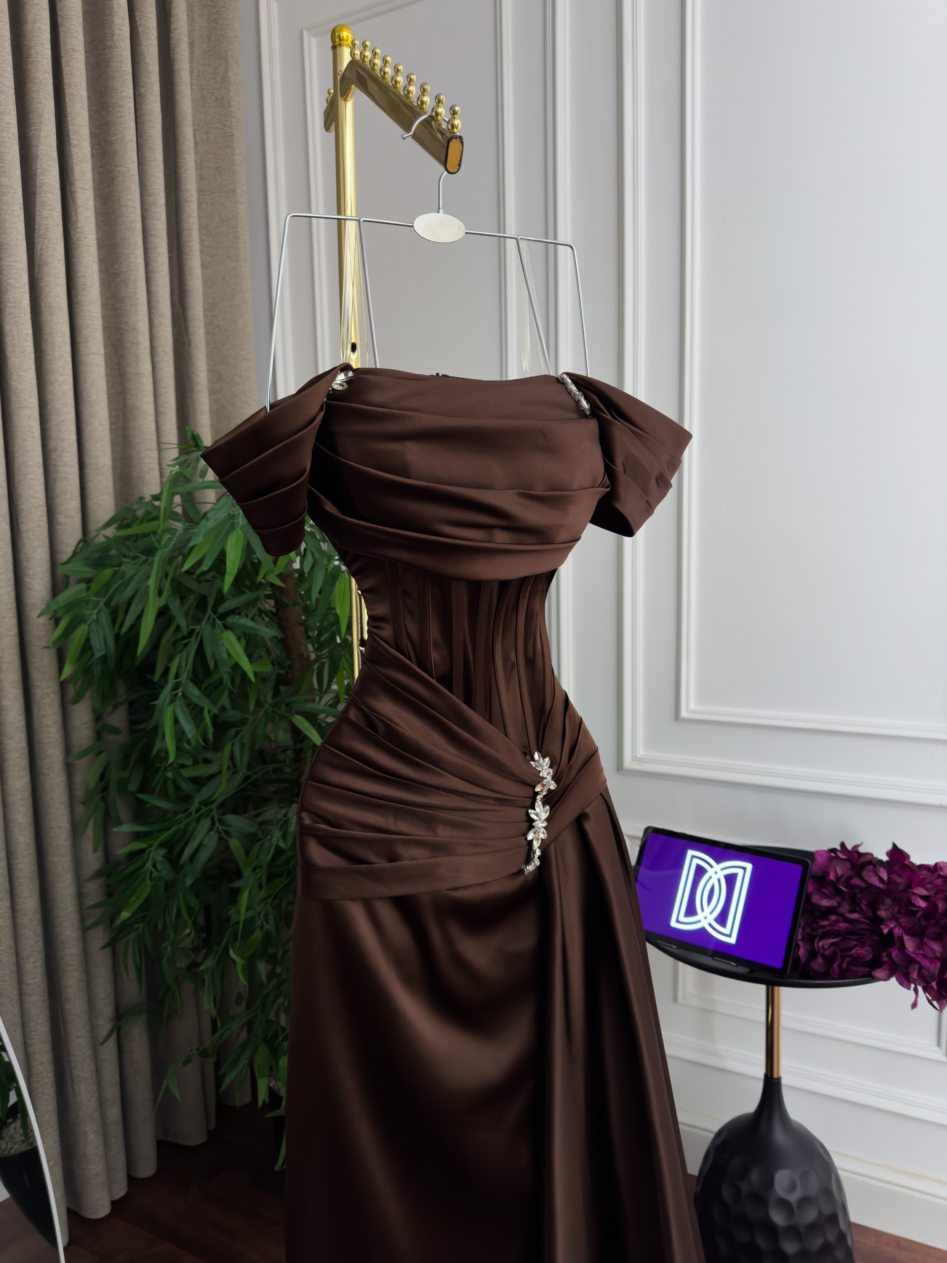 فستان بني طويل بتصميم أنثوي أنيق - الصورة 2