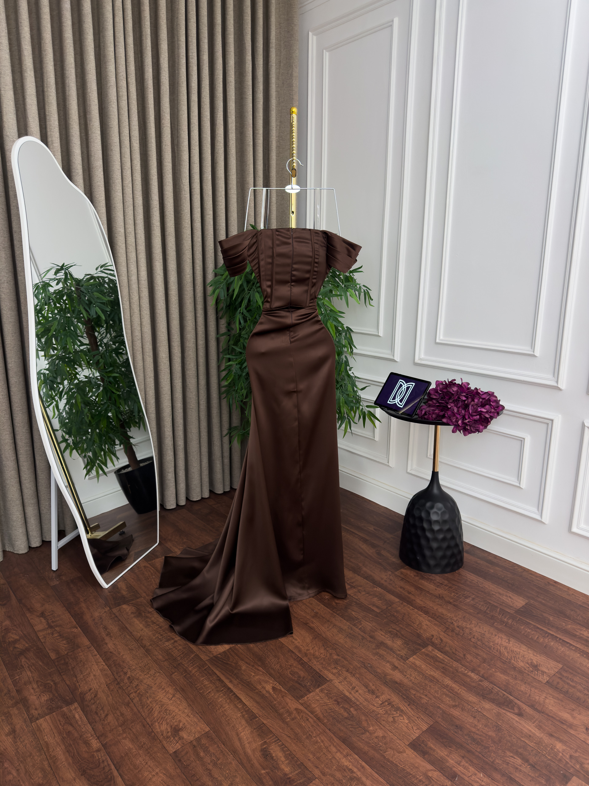 فستان بني طويل بتصميم أنثوي أنيق - الصورة 3