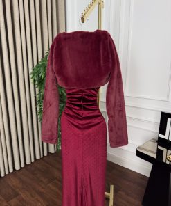 Alternative view of فستان سهرة مخمل بورغندي مع جاكيت فرو فاخر