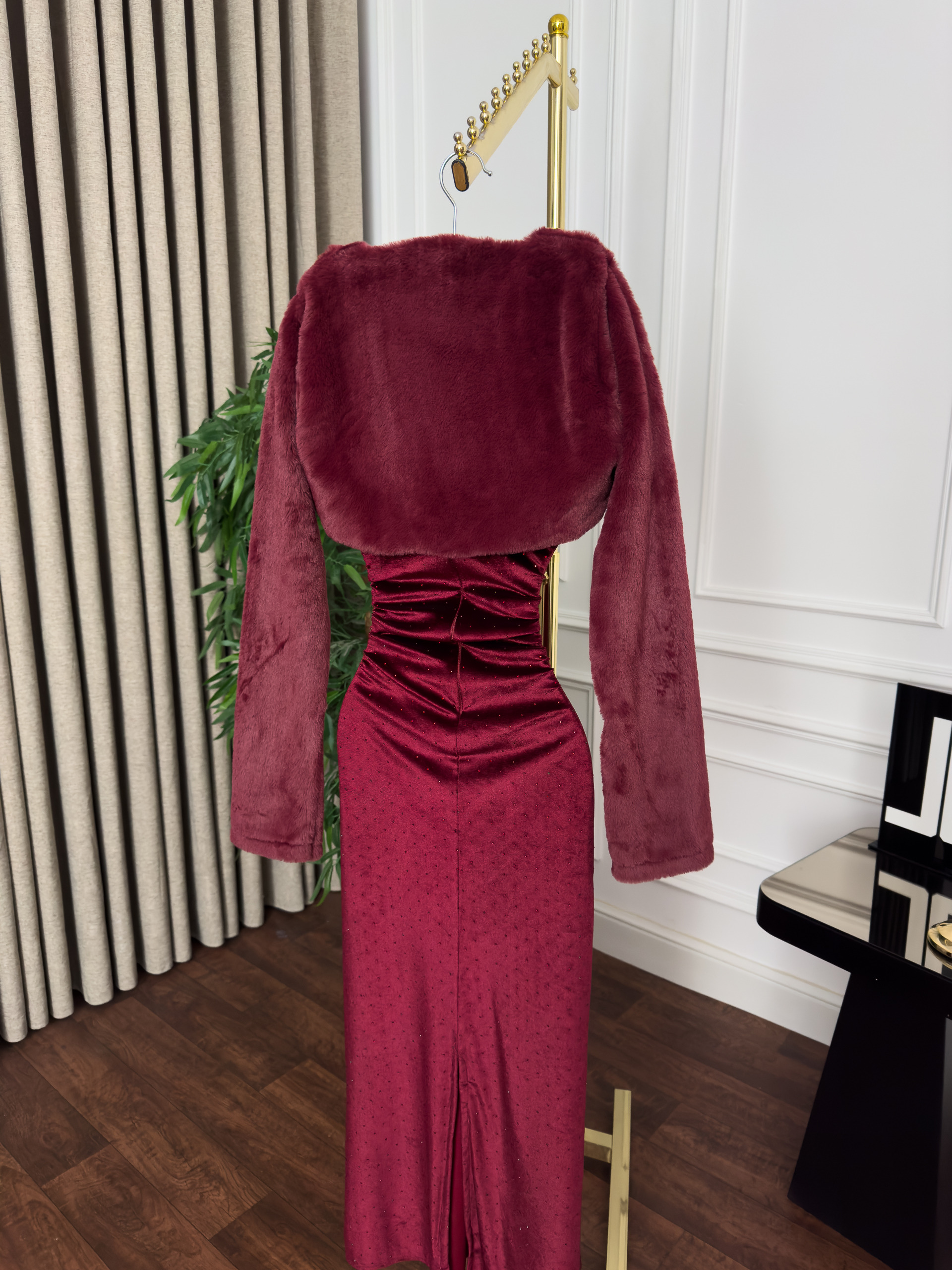 فستان سهرة مخمل بورغندي مع جاكيت فرو فاخر - الصورة 2