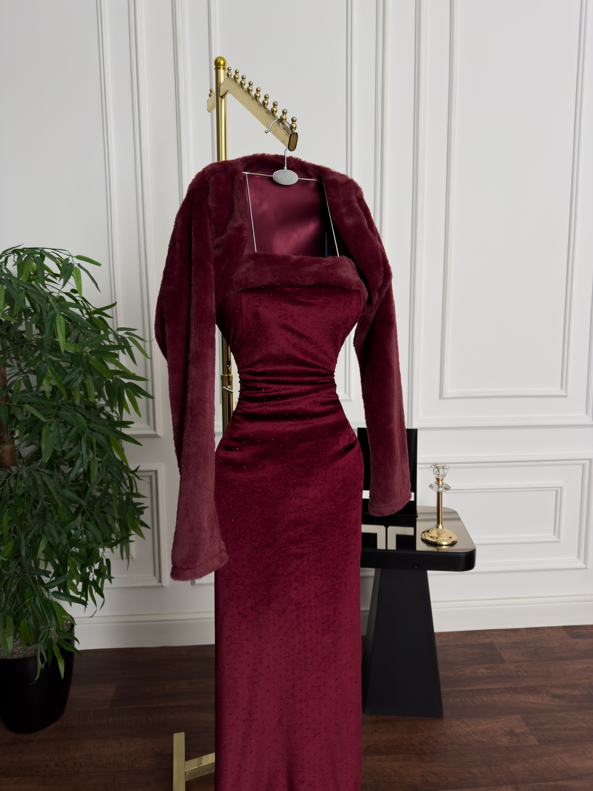 فستان سهرة مخمل بورغندي مع جاكيت فرو فاخر - الصورة 4