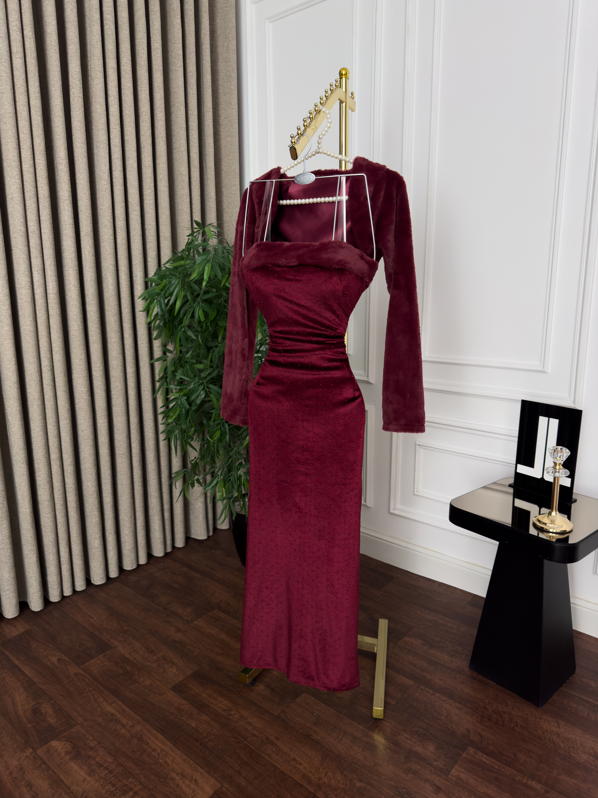 فستان سهرة مخمل بورغندي مع جاكيت فرو فاخر - الصورة 3