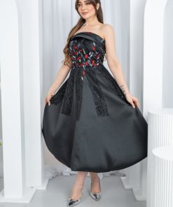 فستان سهرة أسود مزخرف بتفاصيل لؤلؤ وخرز