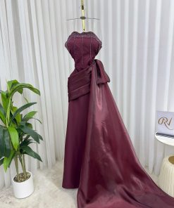 فستان سهرة خمري بتطريز لؤلؤي وأربطة على الخصر