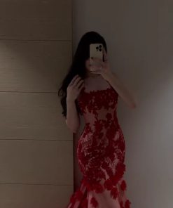 فستان سهرة مزخرف بالزهور الحمراء