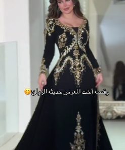 فستان سهرة أسود بتطريز ذهبي فاخر تصميم ملكي أنيق بقصة راقية