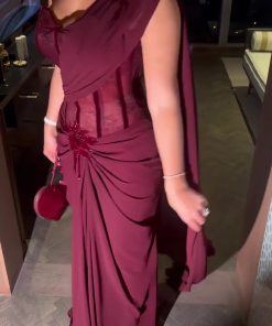 فستان سهرة عنابي فاخر بتصميم كتف واحد وتطريز أنيق مع قصة جذابة تبرز القوام. مثالي للمناسبات الراقية من متجر روزيتا السعودية.