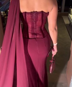 Alternative view of فستان سهرة عنابي كتف واحد بتطريز فاخر وتصميم أنثوي راقٍ