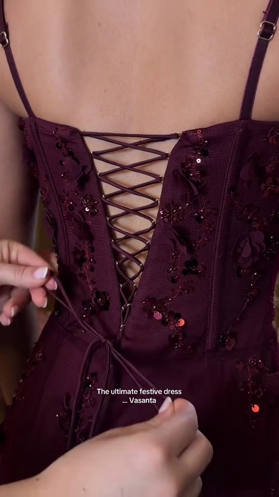 فستان سهرة عنّابي مطرز بتفاصيل ثلاثية الأبعاد قصة أنيقة وانسيابية - الصورة 2