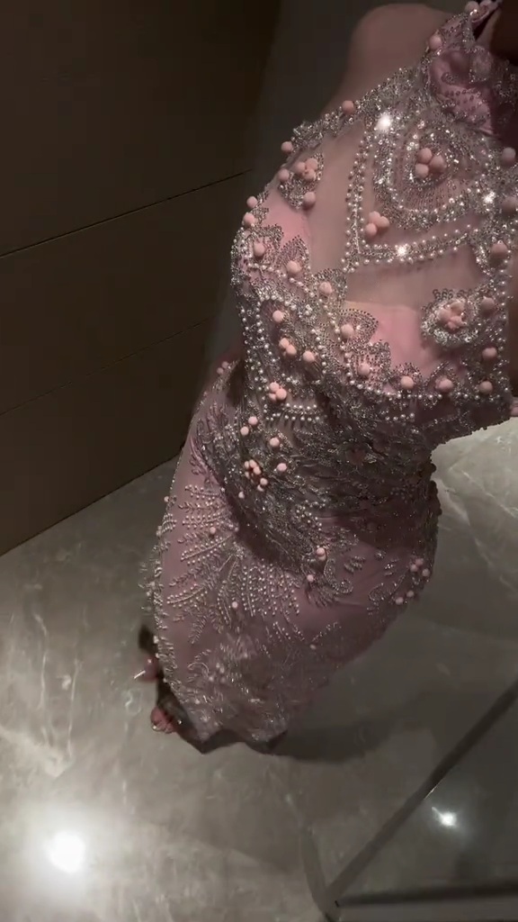 فستان سهرة وردي بتصميم فخم وأنيق - الصورة 3