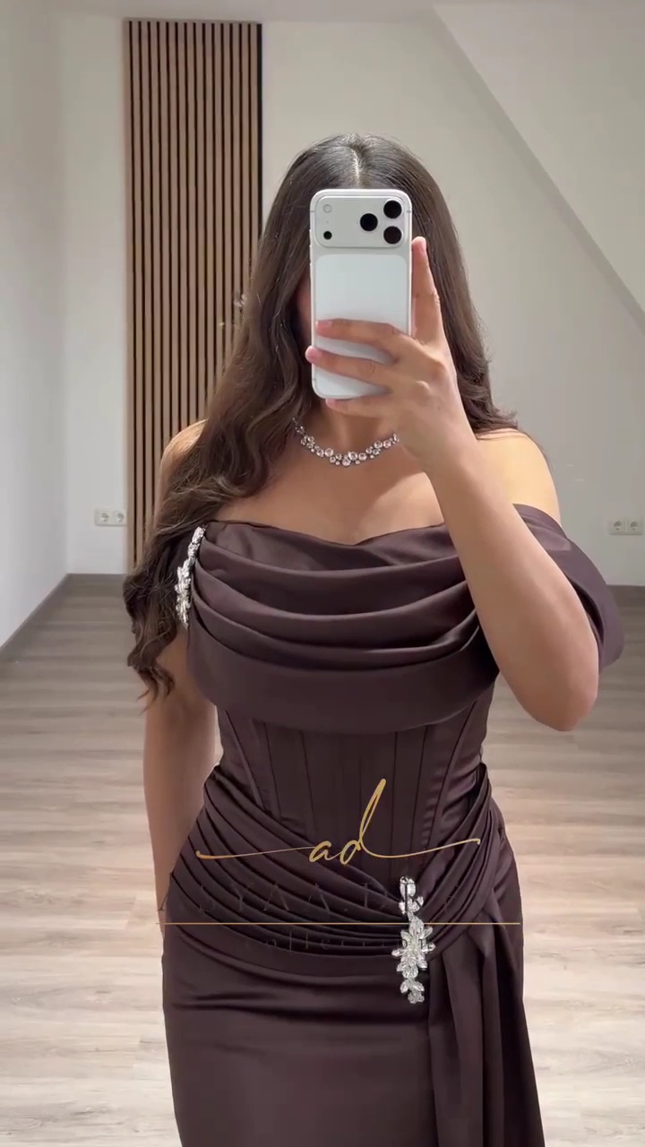 فستان بني طويل بتصميم أنثوي أنيق