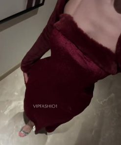 فستان سهرة مخمل بورغندي مع جاكيت فرو فاخر