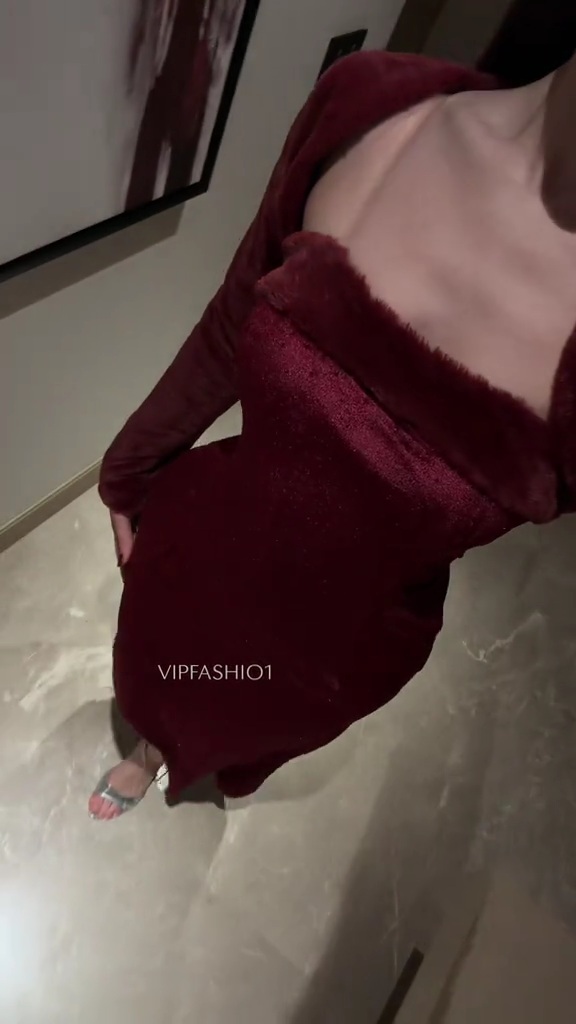 فستان سهرة مخمل بورغندي مع جاكيت فرو فاخر