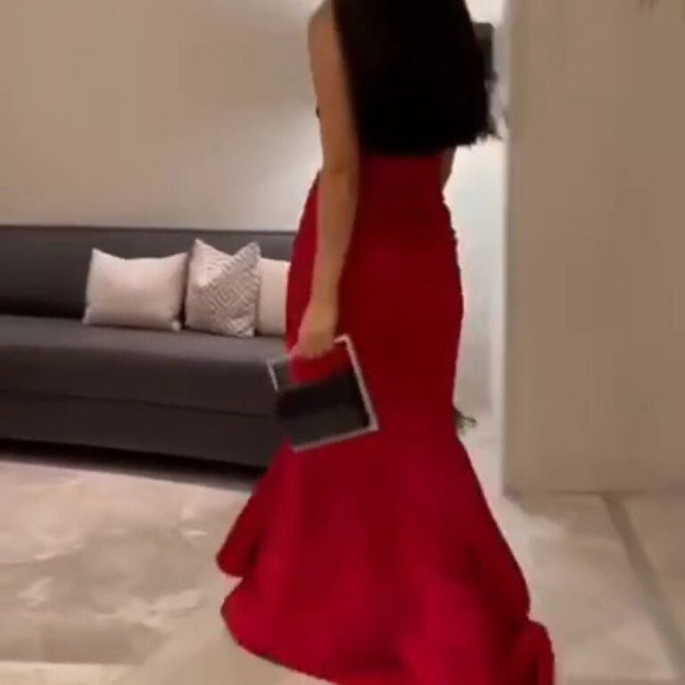 ⁦فستان سهرة لون احمر⁩ - الصورة ⁦3⁩