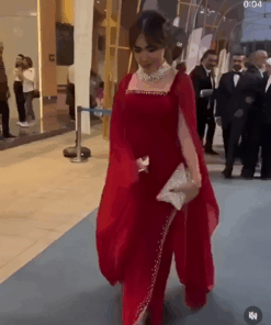 فساتين لون احمر
