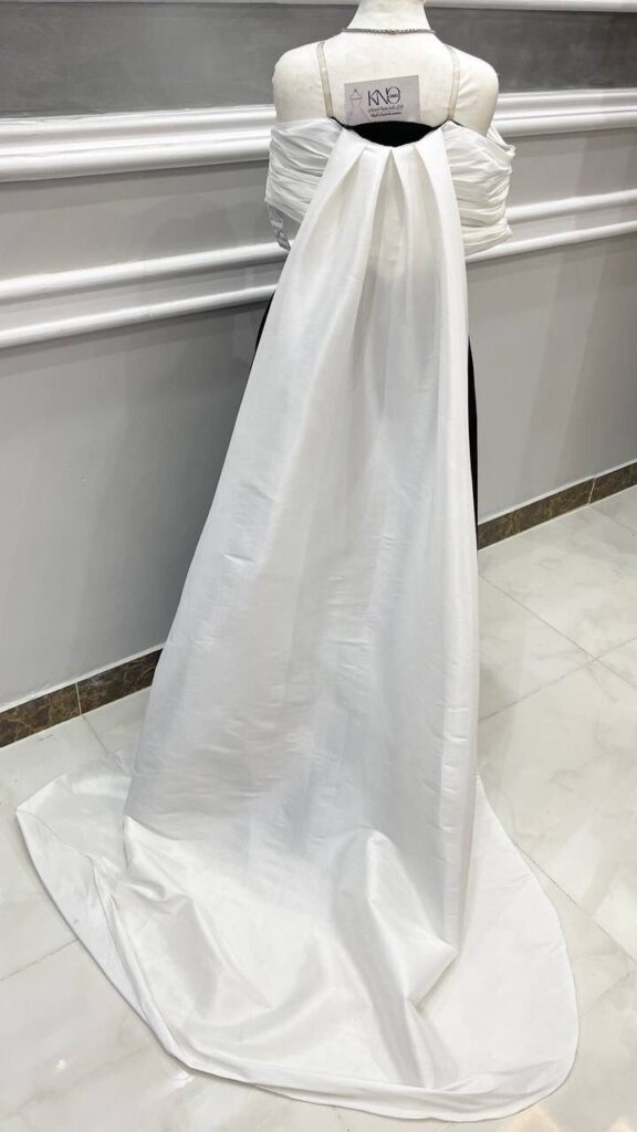 ⁦فستان اسود بذيل الفساتين⁩ - الصورة ⁦3⁩