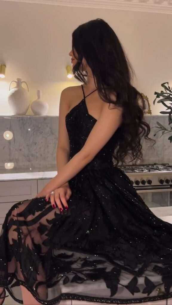 فستان لون اسود جميل