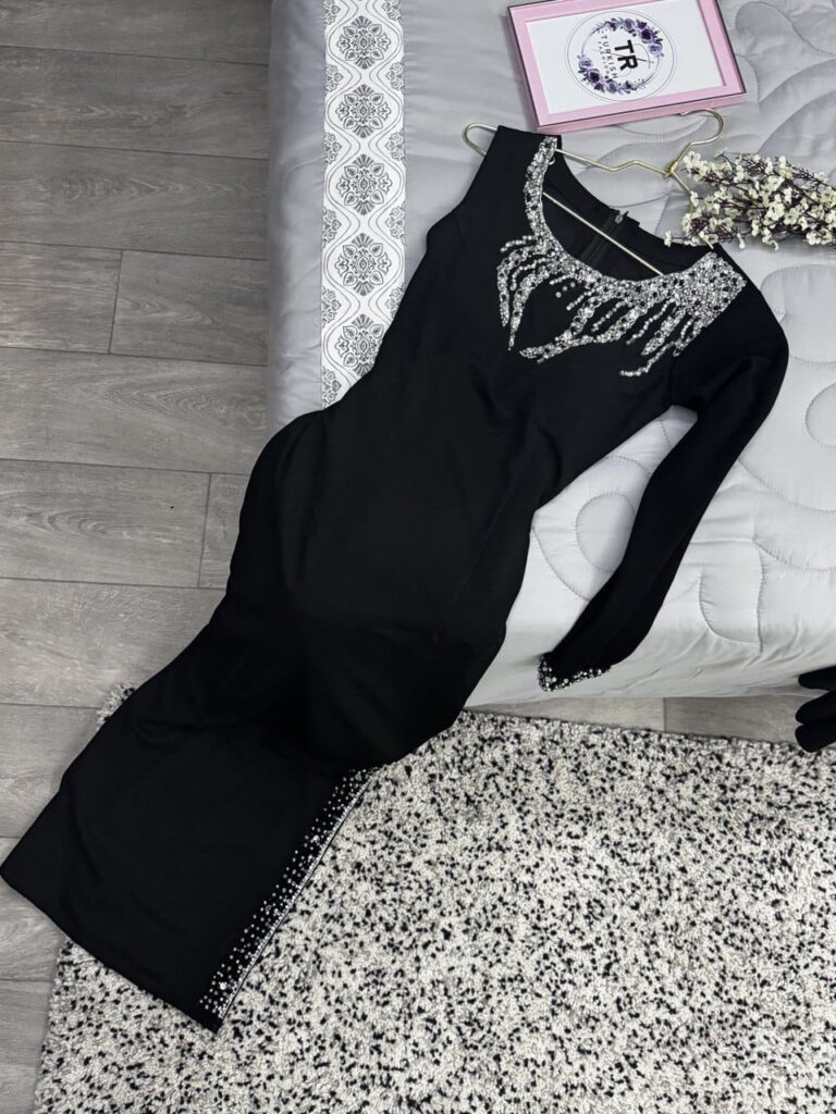 ⁦فستان سهرة أسود⁩ - الصورة ⁦3⁩