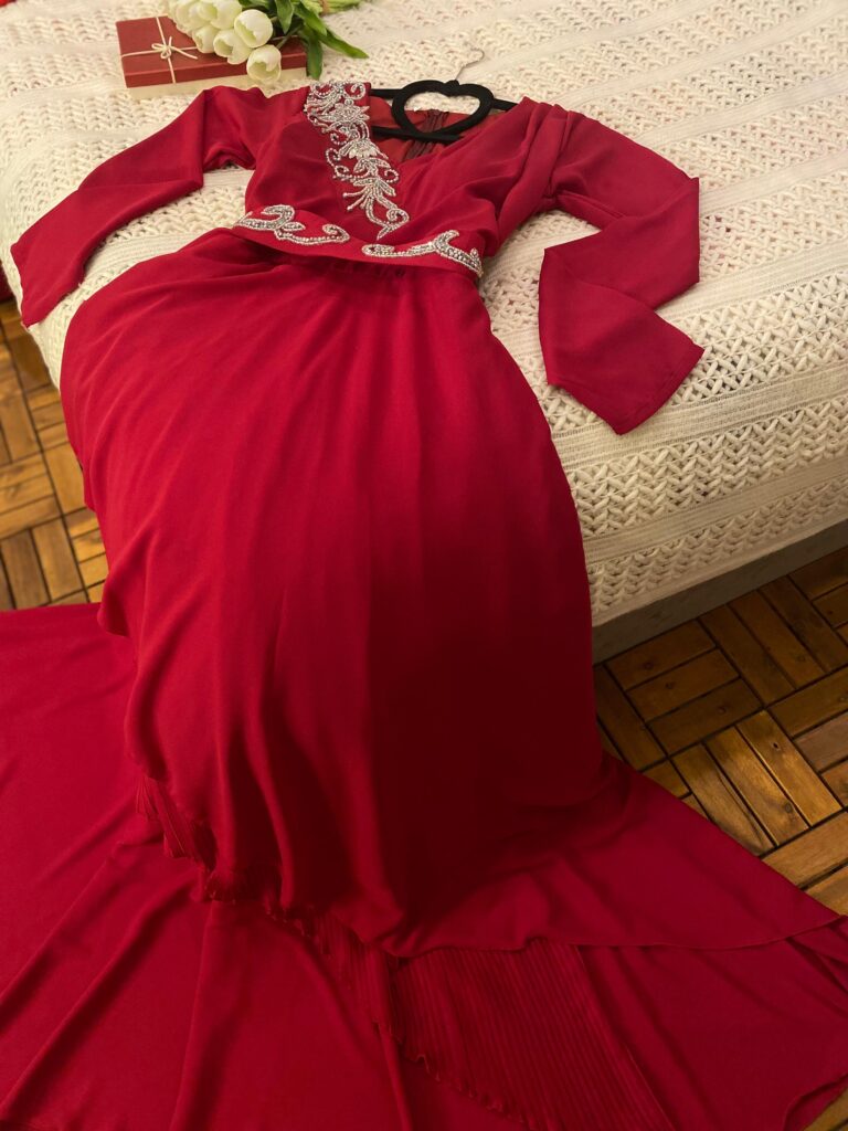 ⁦فستان سهرة لون احمر⁩ - الصورة ⁦2⁩