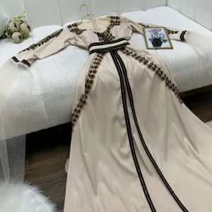 ⁦فساتين سهرة لون بيج⁩ - الصورة ⁦3⁩