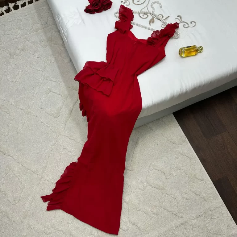 ⁦فستان سهرة لون احمر⁩ - الصورة ⁦2⁩