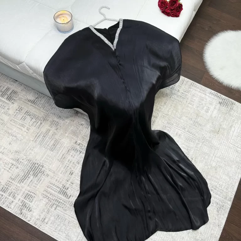 ⁦فستان سهرة أسود ناعم⁩ - الصورة ⁦3⁩