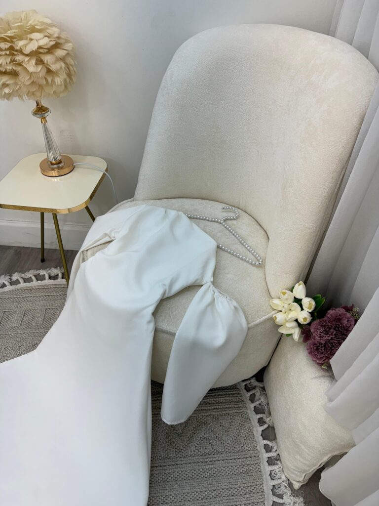 ⁦فستان سهرة اوفوايت⁩ - الصورة ⁦4⁩