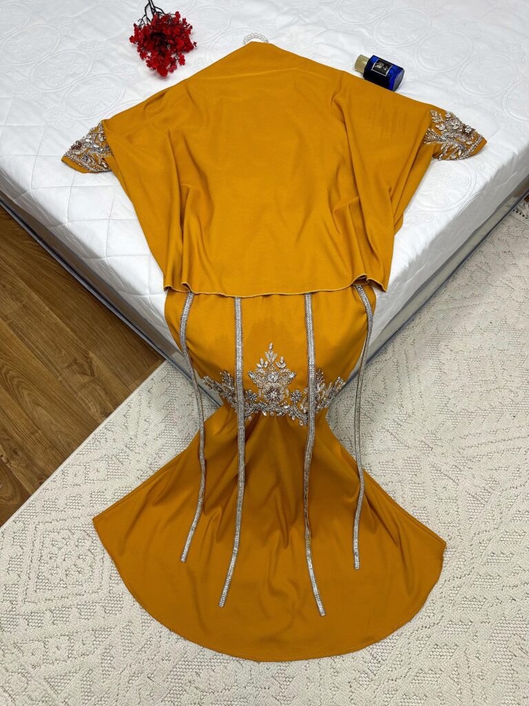 ⁦فساتين لون أصغر⁩ - الصورة ⁦2⁩