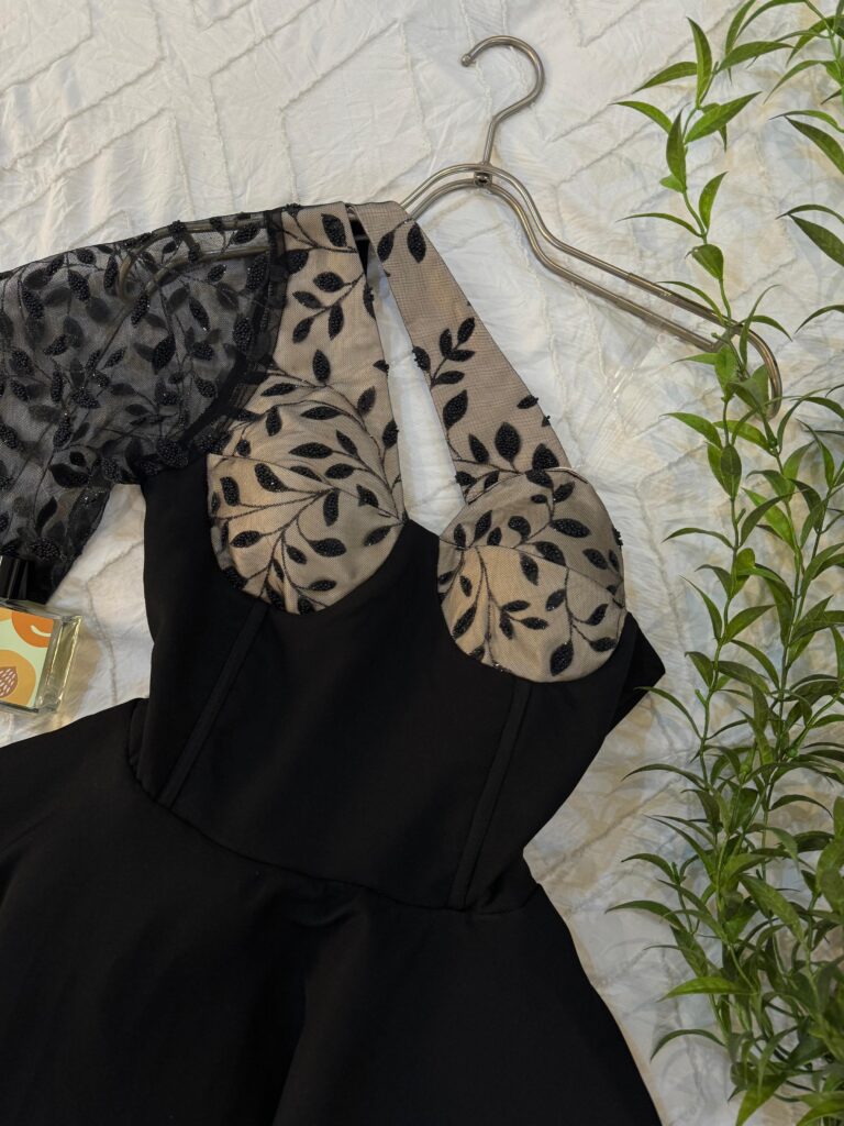 ⁦فستان سهرة أسود قصير⁩ - الصورة ⁦4⁩