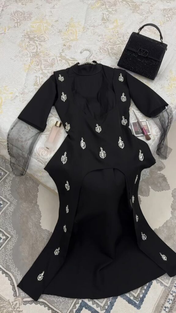 ⁦فستان لون أسود⁩ - الصورة ⁦3⁩