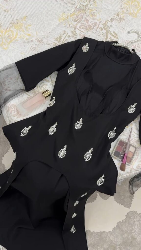⁦فستان لون أسود⁩ - الصورة ⁦4⁩