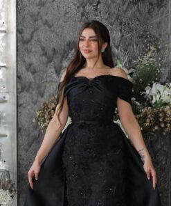 فستان أسود بذيل طويل
