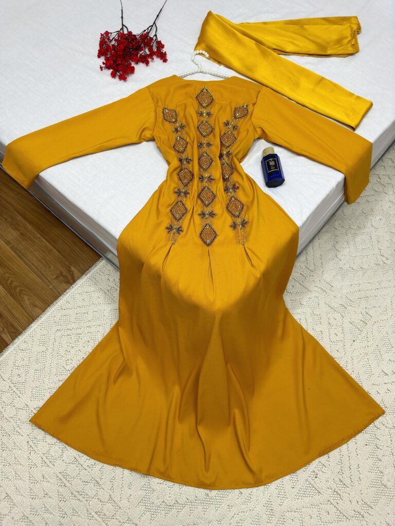⁦فستان سهرة لون أصفر⁩ - الصورة ⁦3⁩