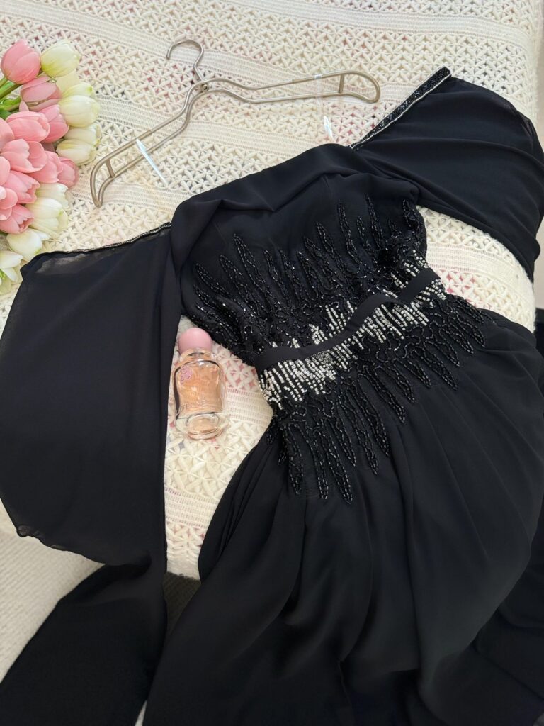 ⁦فستان سهرة اسود ناعم⁩ - الصورة ⁦2⁩