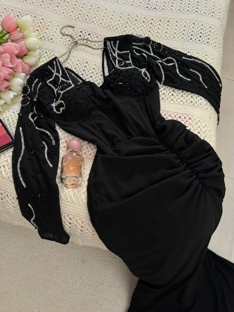 ⁦فستان سهرة أسود طويل⁩ - الصورة ⁦3⁩
