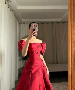 فساتين سهرة لون أحمر بذيل طويل