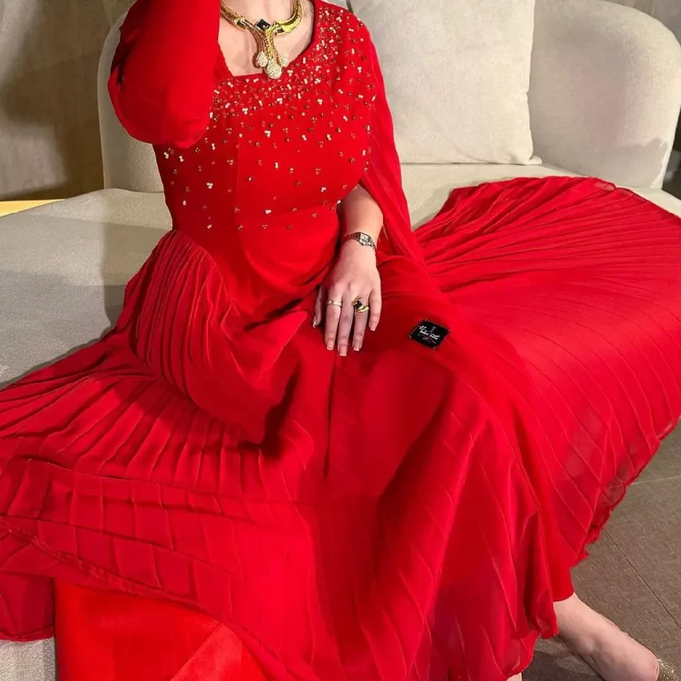 ⁦فستان سهرة لون احمر⁩ - الصورة ⁦2⁩