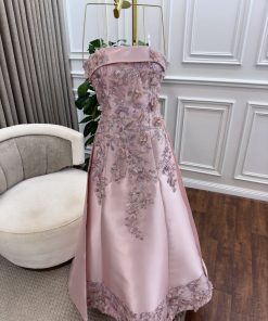 فستان بذيل طويل