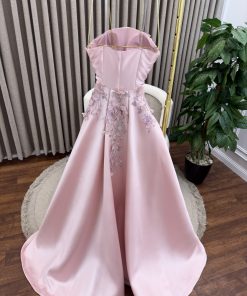 فستان بذيل طويل