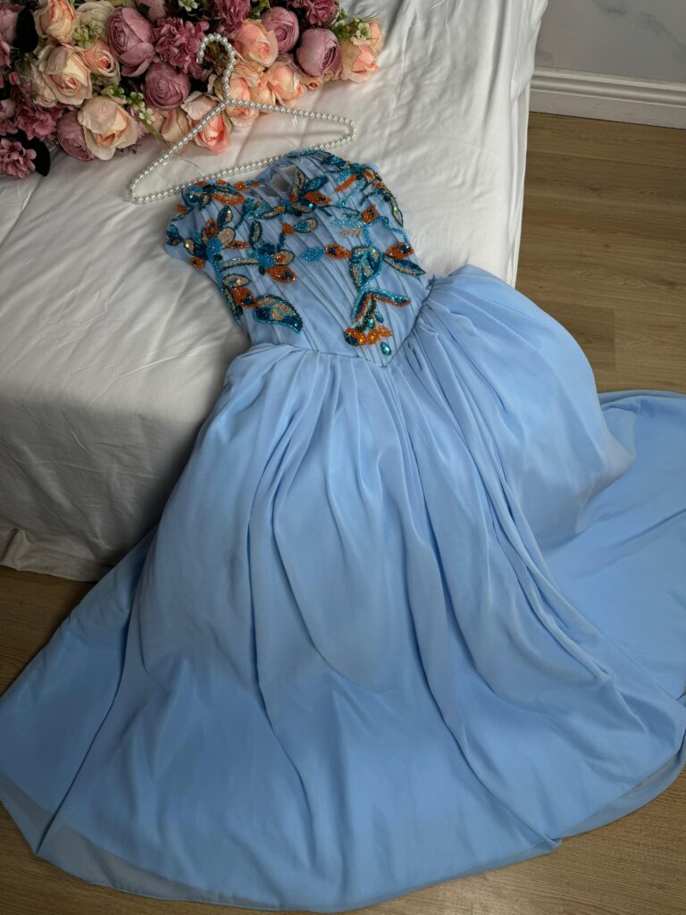 ⁦فستان سهرة لون سماوي⁩ - الصورة ⁦2⁩